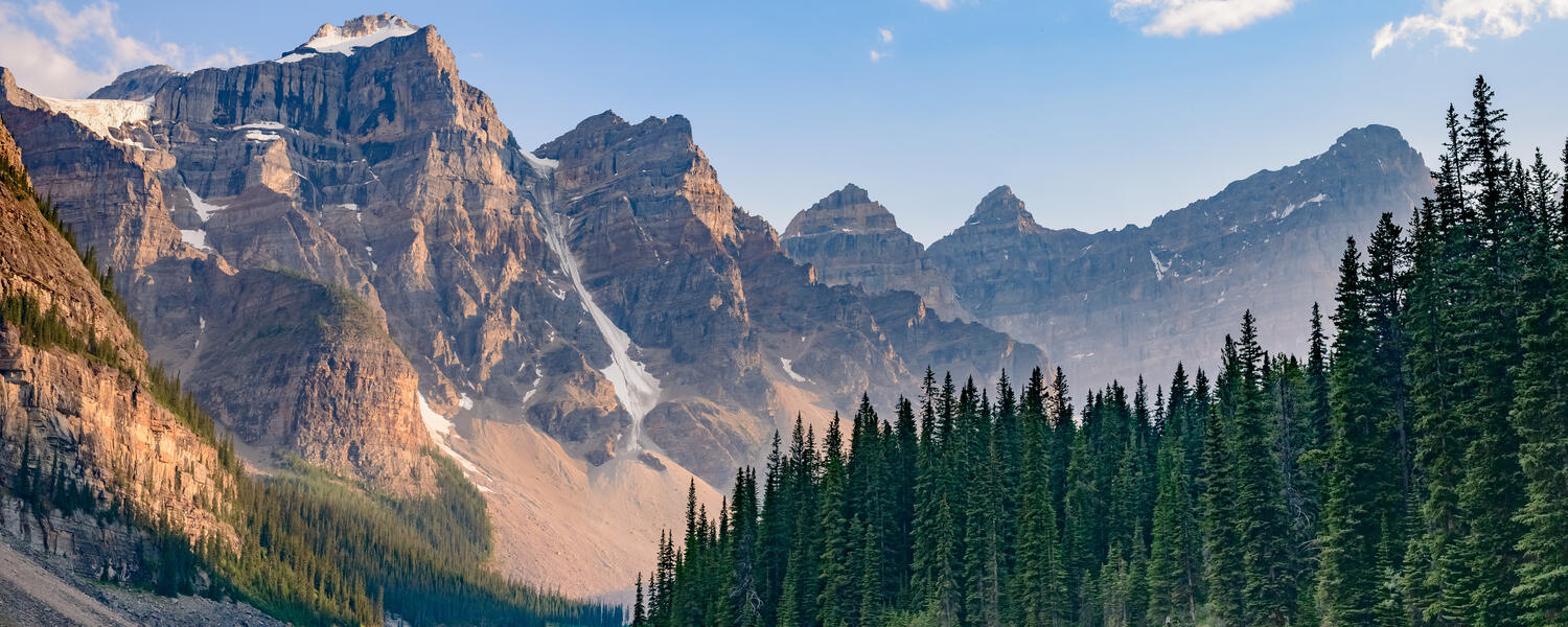 Photo of mountain range in Alberta, Canada