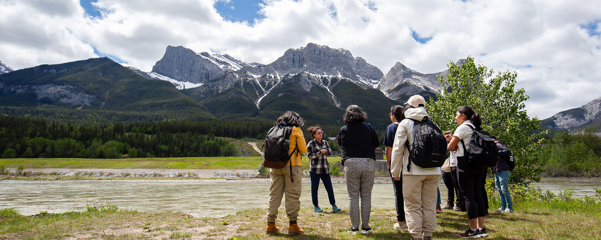 One Health Summer Institute 2024 - group of people in the mountains, standing along the river