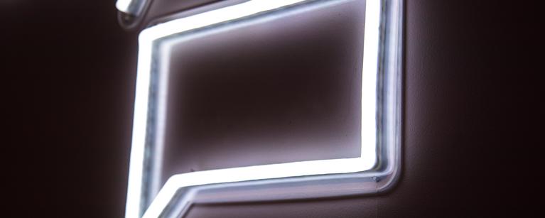 A neon light depicts a speech bubble