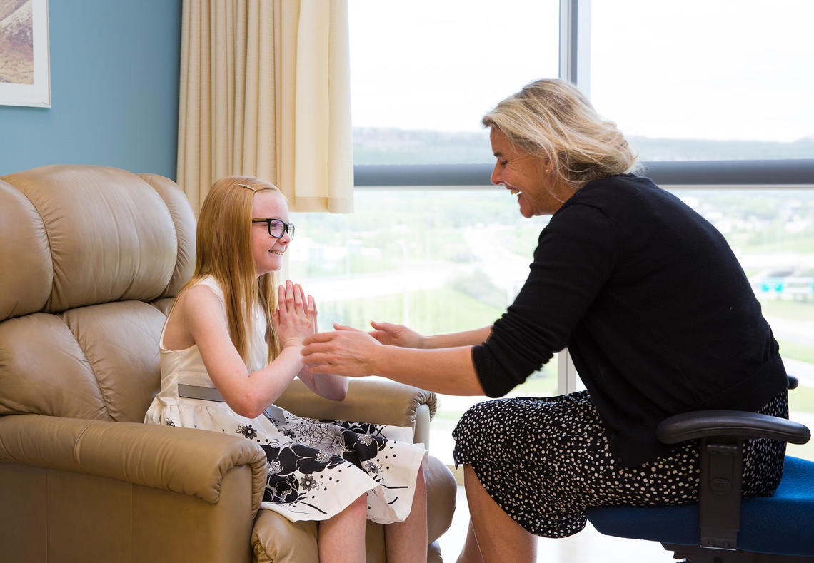 Susa Benseler and a young patient