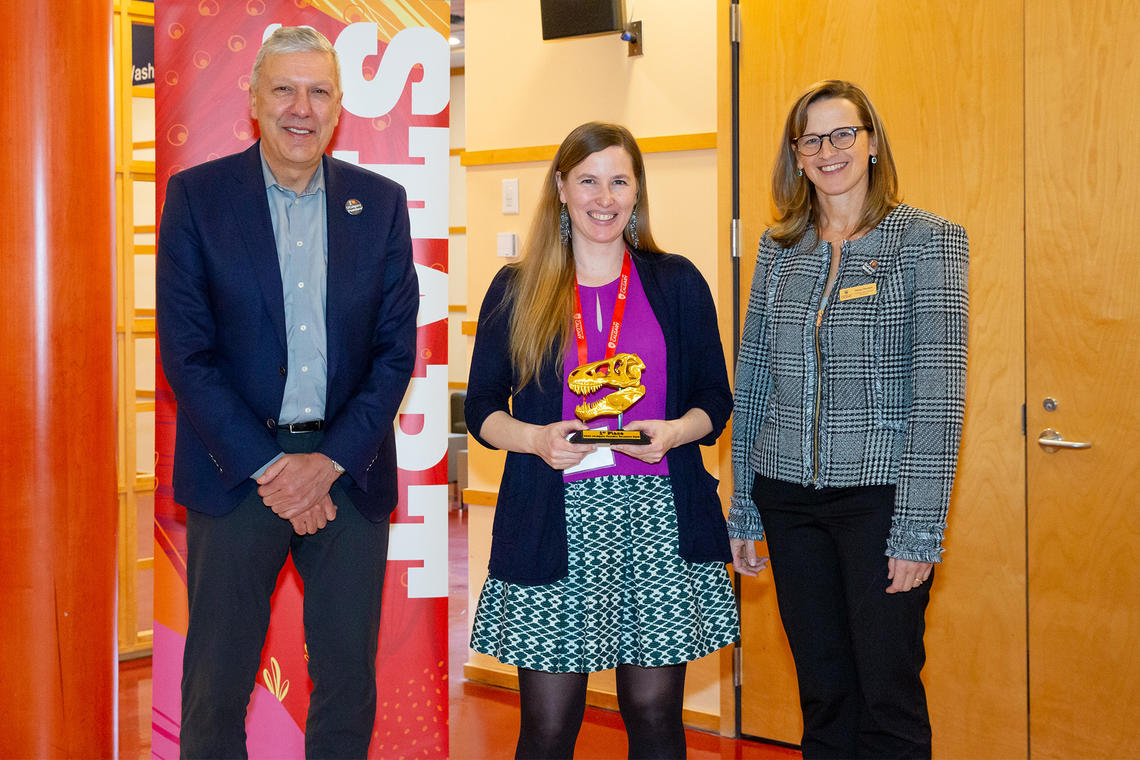 1st Place Winner Michelle Hawks stands with William Ghali and Penny Pexman at the 2023 Postdoc Research Slam.